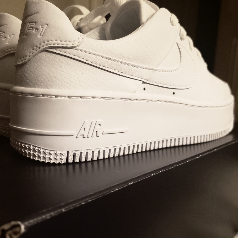 WOMEN'S NIKE AIR FORCE 1 SAGE XX LOW CASUAL SHOES